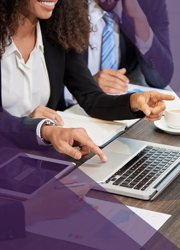 foto empresários analisando gráficos